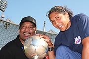 Ron Wiliams und Fussball Weltmeisterin Steffie Jones (Foto: Martin Schmitz)